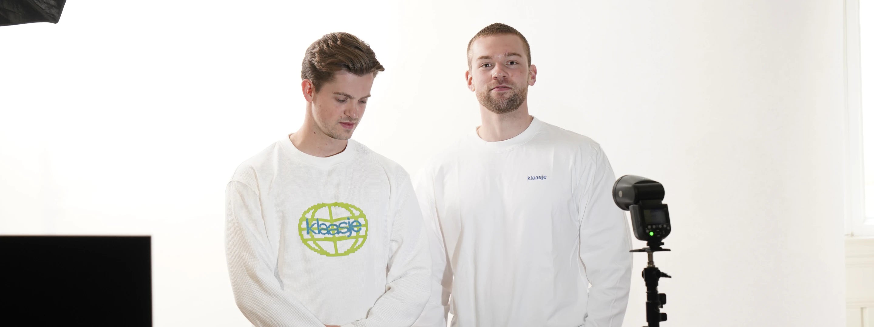twee mannen in klaasje-truien in de fotostudio