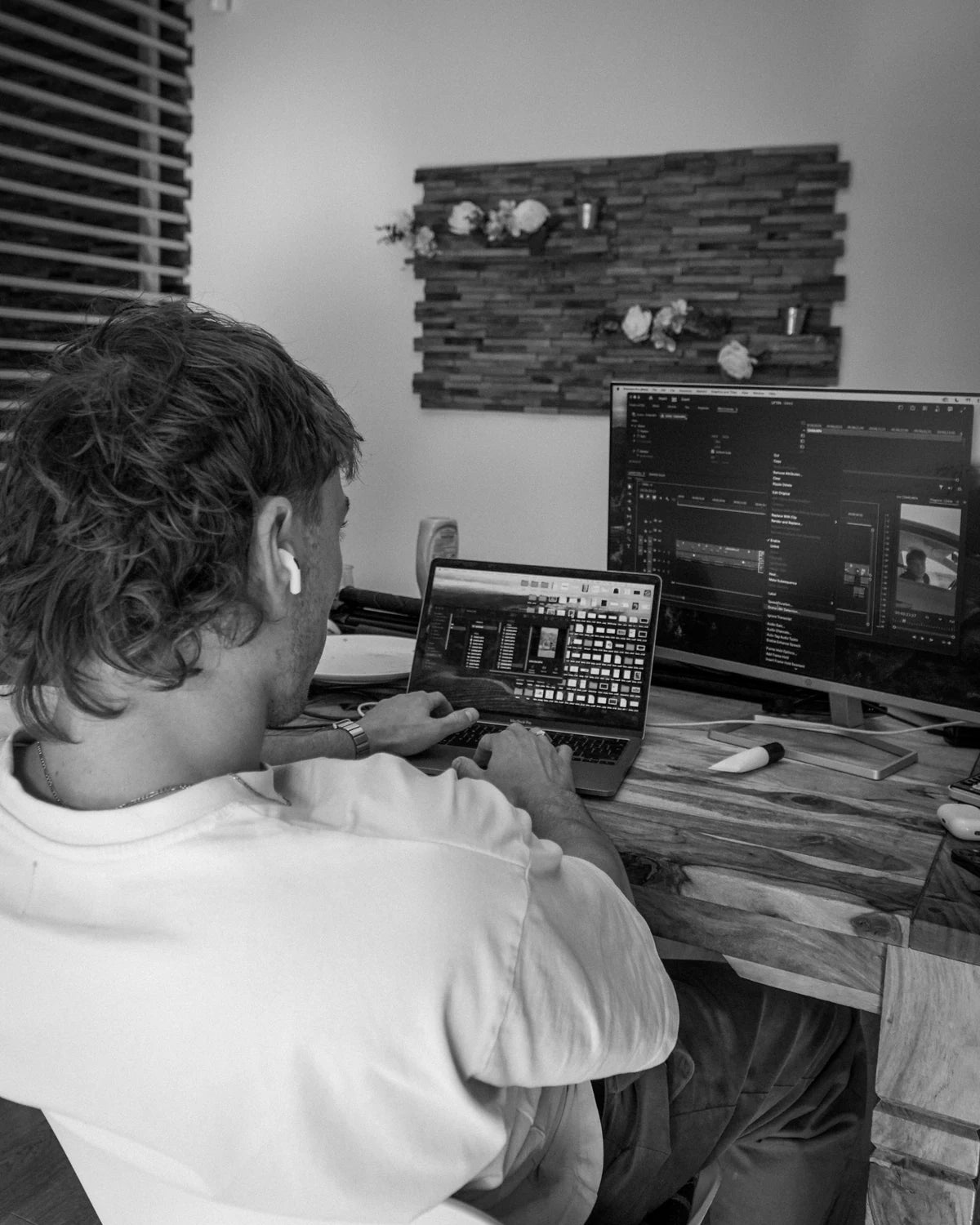 Iemand van Klaasje aan het monteren achter een laptop en een scherm